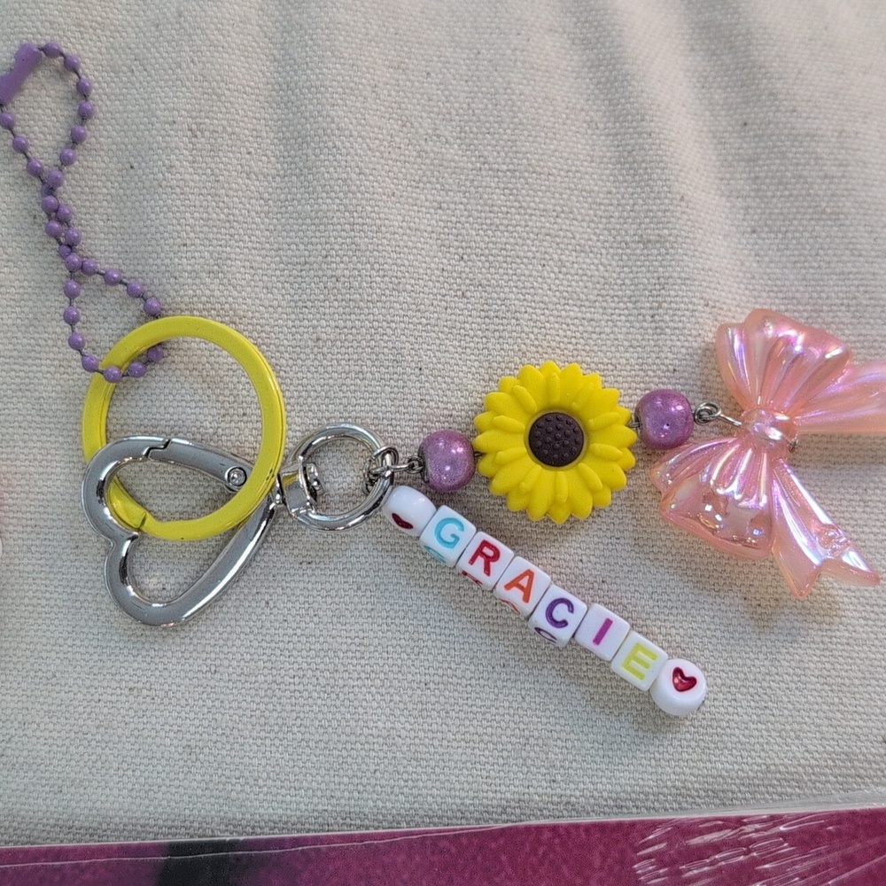 Gracie Abrams That's So True IMPORT 7" Vinyl Bundle With Keychain & Bracelets - Picture 2 of 5